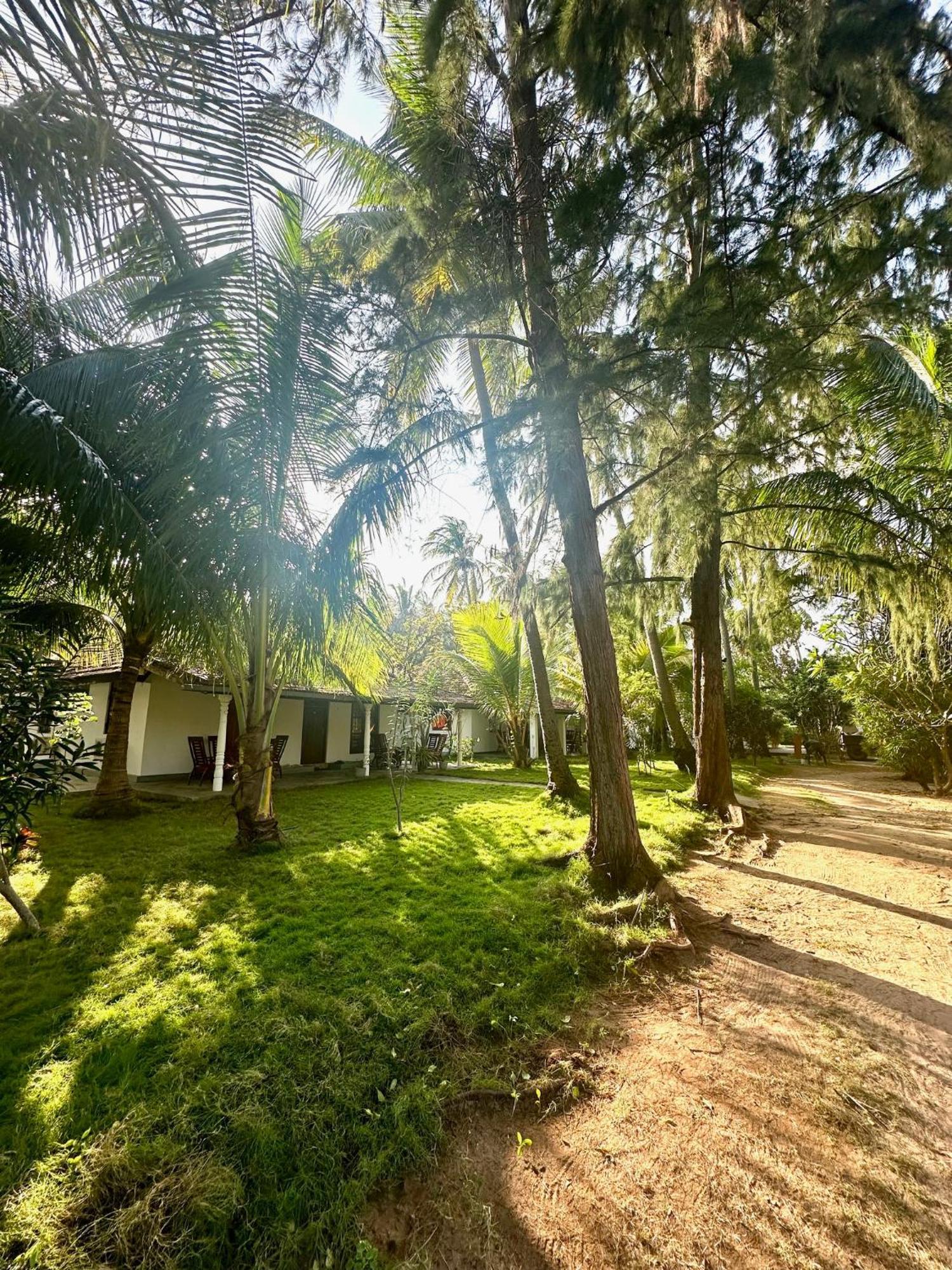 108 Palms Beach Resort Trincomalee Eksteriør bilde