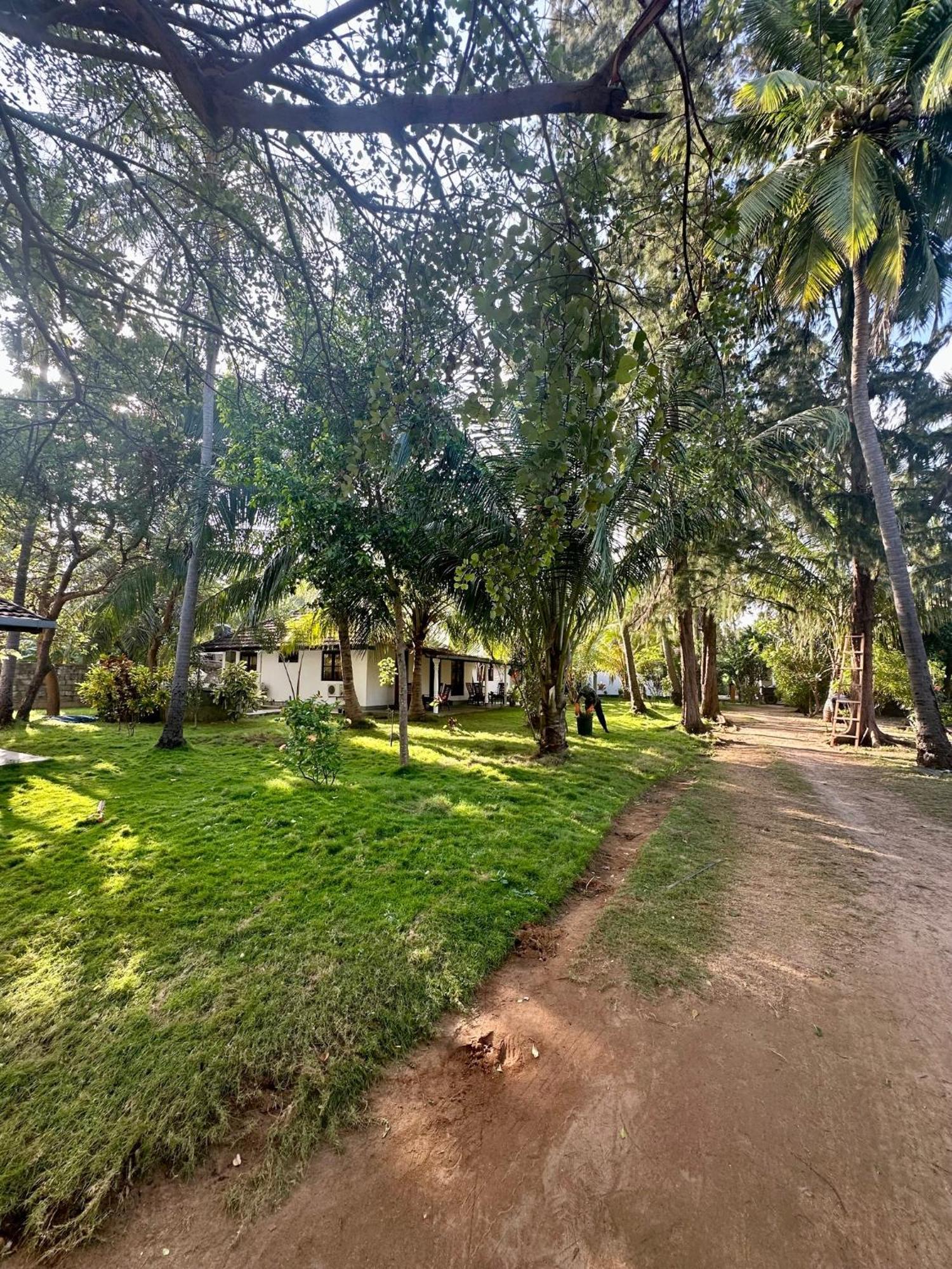 108 Palms Beach Resort Trincomalee Eksteriør bilde